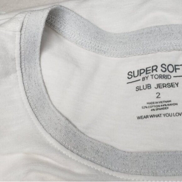 Torrid White Tee Sparkle Silver Neck Detail Size 2X - Picture 6 of 13